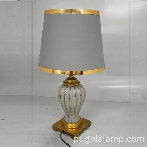 Luminador de mesa de cerâmica elegante com base de metal dourado